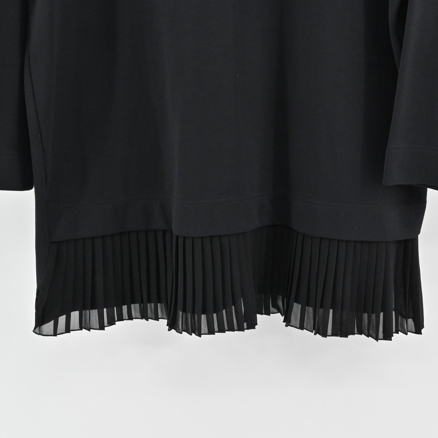 AKRIS Top Womens Sz 12 Black Pleated Hem Blouse Quiet Luxury Whimsigoth Capsule