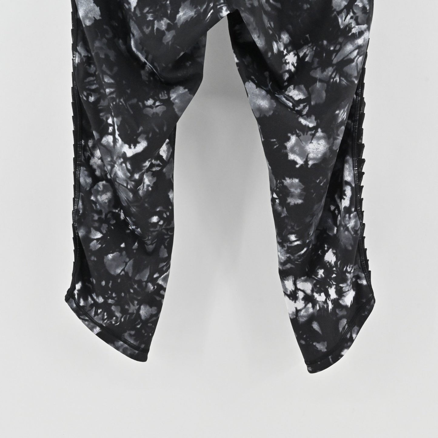 Lululemon Womens Sunshine Salutation Crop Leggings Size 8 Luxtreme Dusk Dye