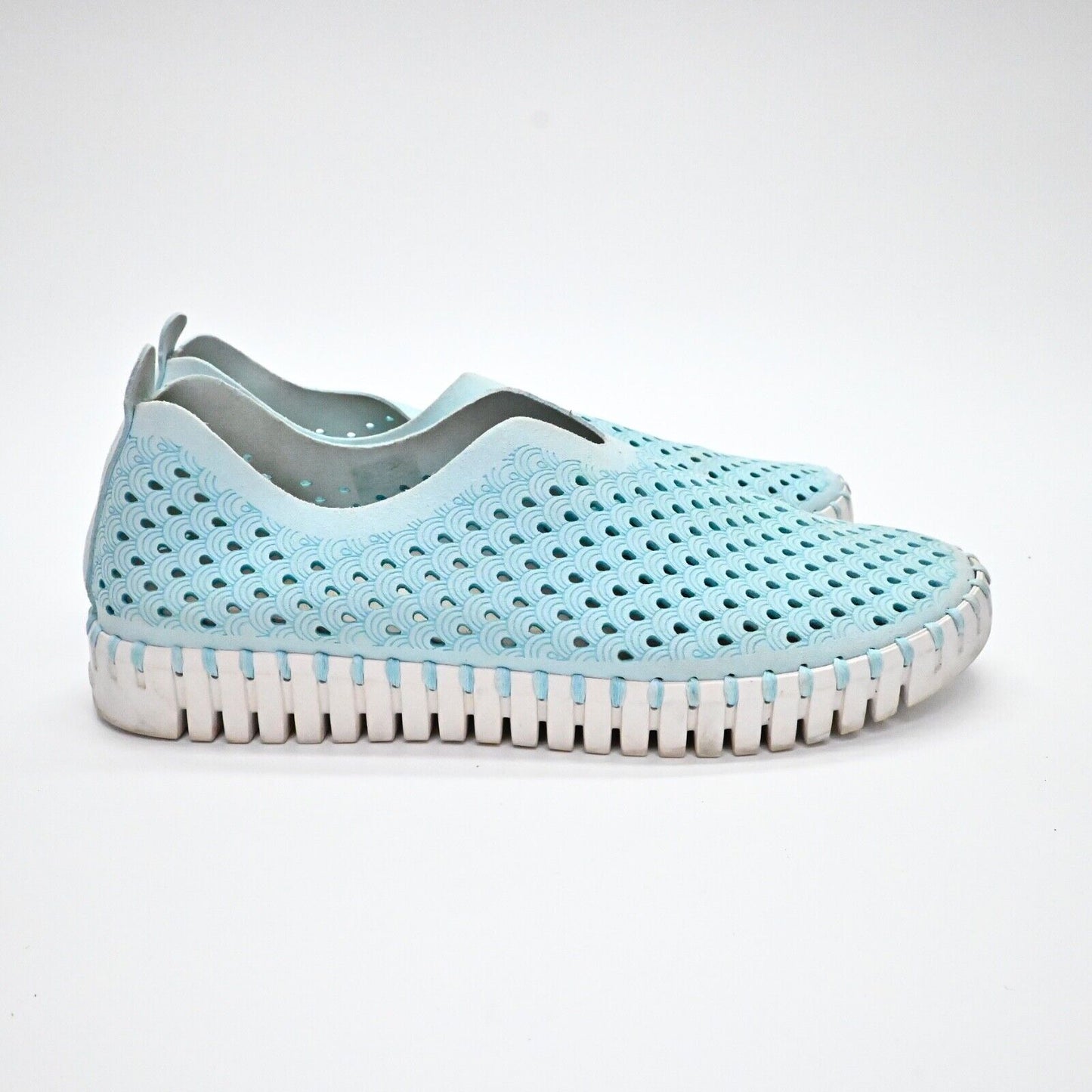 ISLE JACOBSEN Sneakers Womens Size 37 Blue Perforated Tulip Slip On Boat Beach