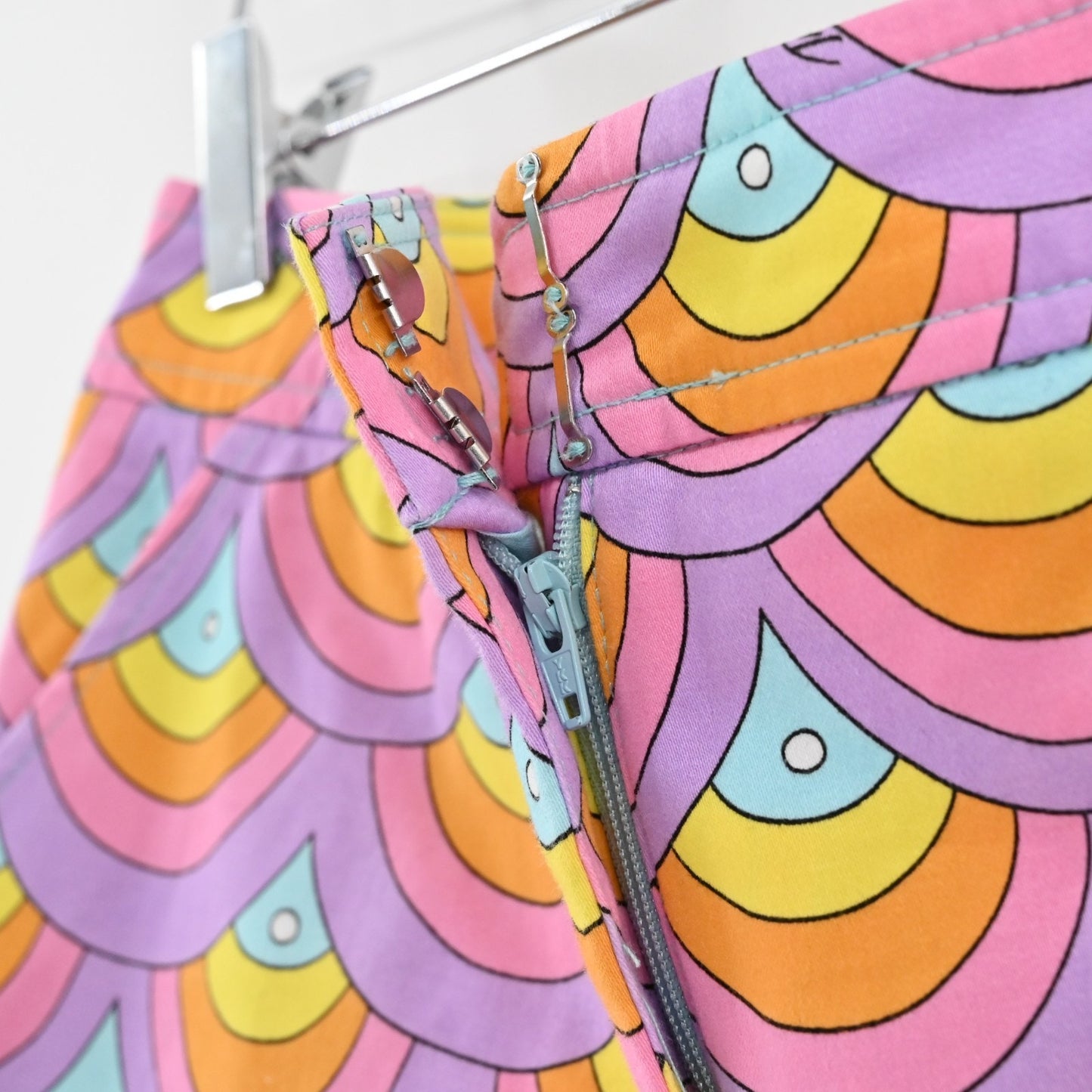 TRINA TURK Colorful Pants Womens Size 6 Hippie Retro Pastels Straight Leg Ankle