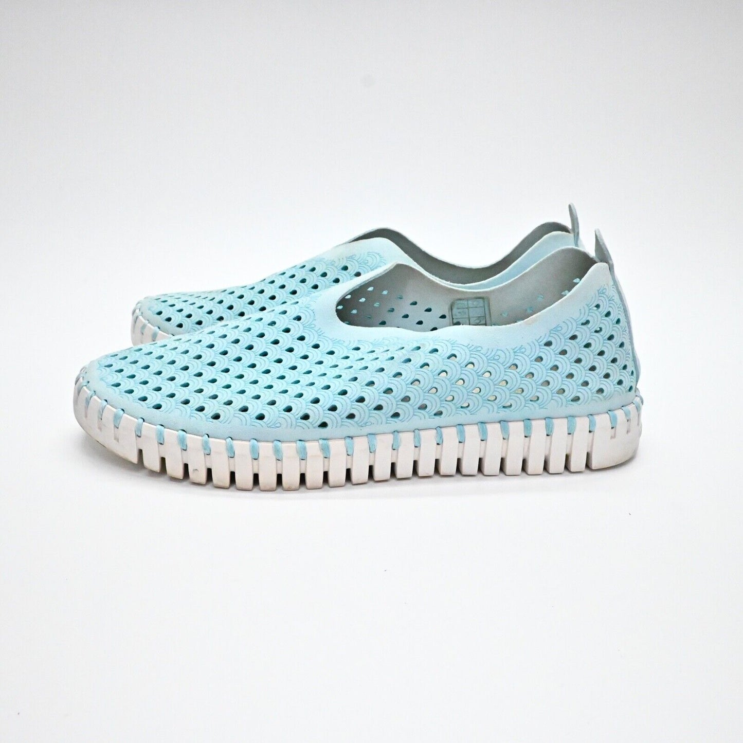 ISLE JACOBSEN Sneakers Womens Size 37 Blue Perforated Tulip Slip On Boat Beach