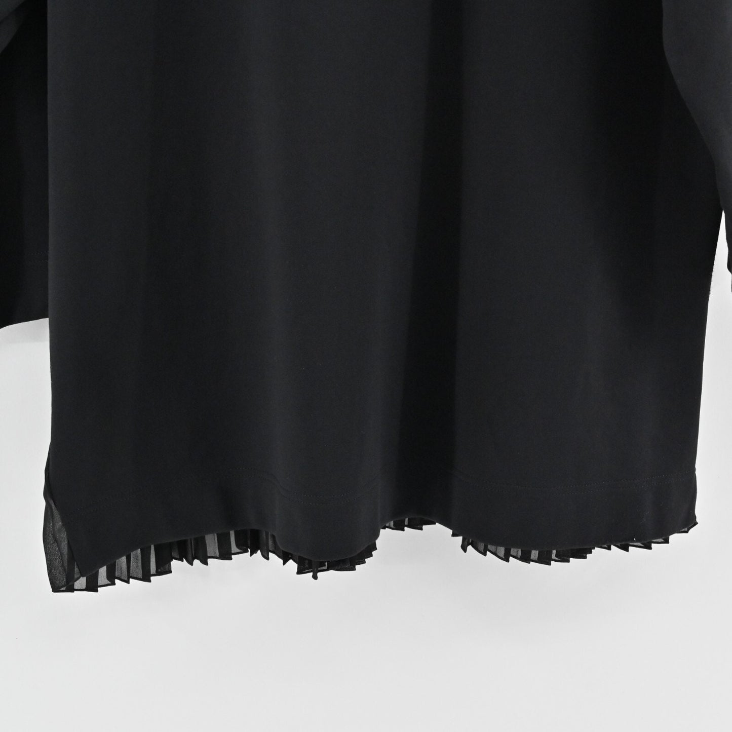 AKRIS Top Womens Sz 12 Black Pleated Hem Blouse Quiet Luxury Whimsigoth Capsule
