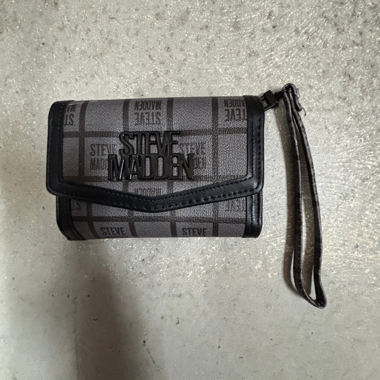 STEVE MADDEN Gray Wristlet