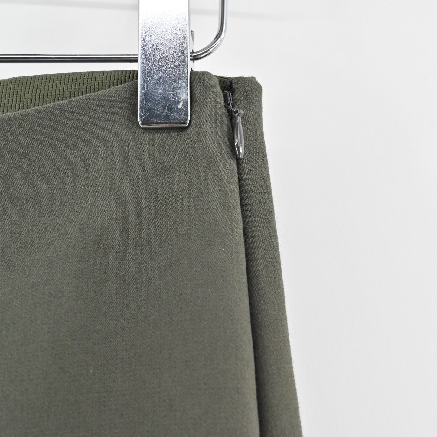 VINCE Pants Womens Size M Olive Green Skinny Stretch Back Slit Ankle Minimalist