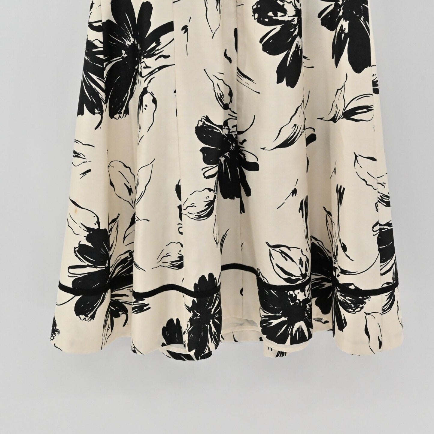 JESSICA HOWARD Dress Womens Size 8 VNeck Sleeveless Black Ivory Floral Fit Flare