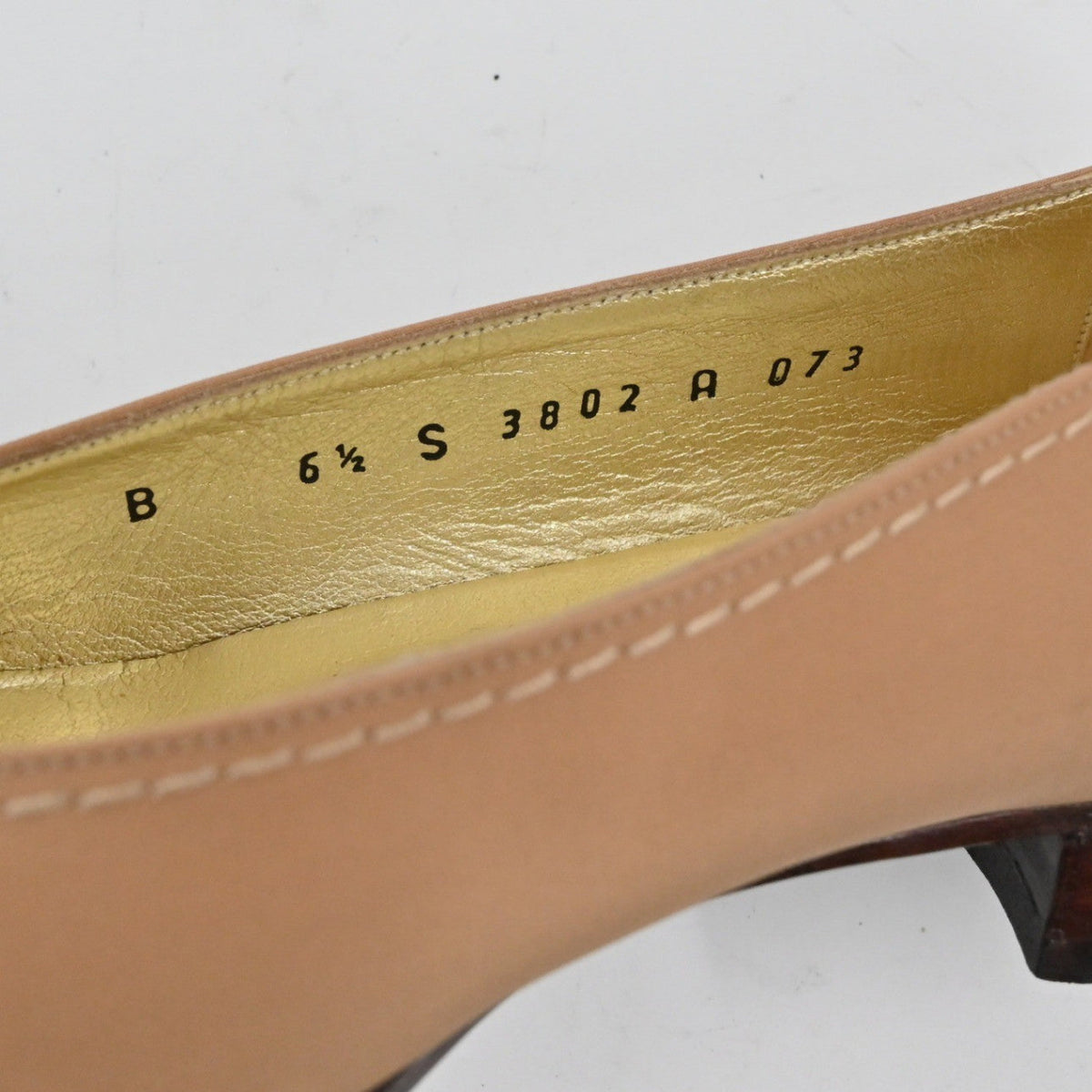 Lynn's Closet Boutique Bruno Magli loafer pump interior showing gold leather lining and size 6.5B stamp