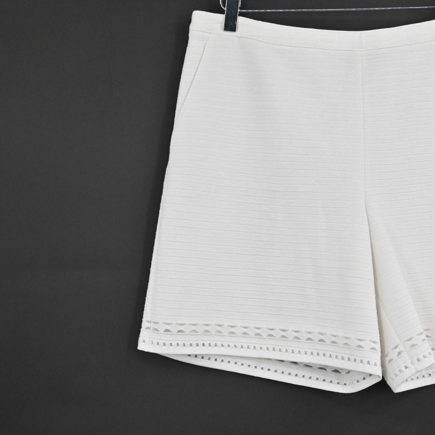 ST JOHN Womens Emma Fit Bianco Shorts Size 10 White Knit Lined Quiet Luxury Chic