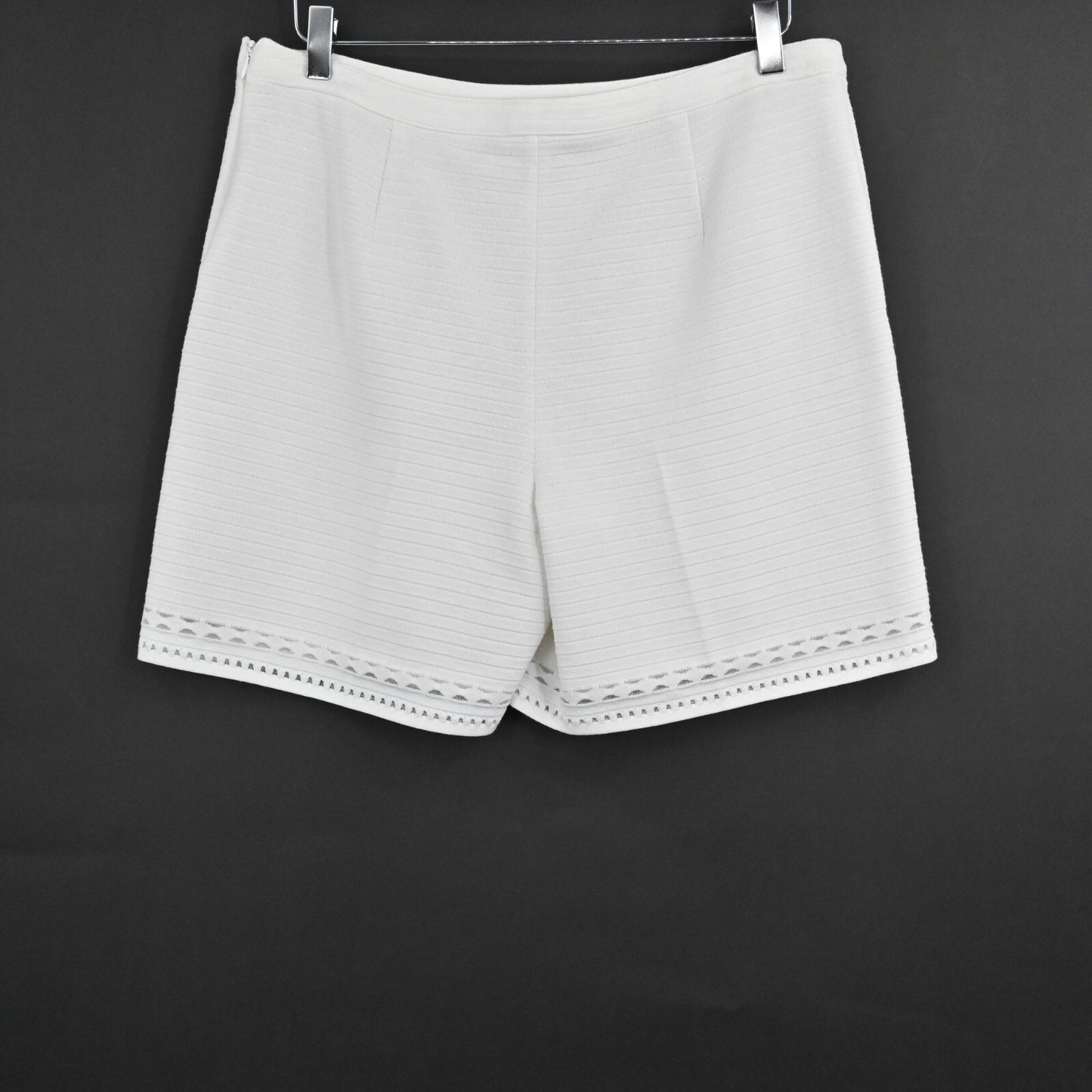 ST JOHN Womens Emma Fit Bianco Shorts Size 10 White Knit Lined Quiet Luxury Chic