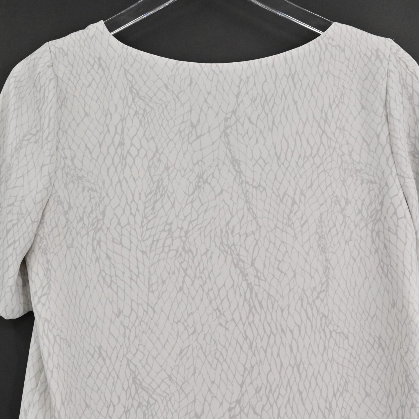 ARITZIA Womens Randy Top Size S Babaton VNeck Cropped Gray Snake Print Blouse