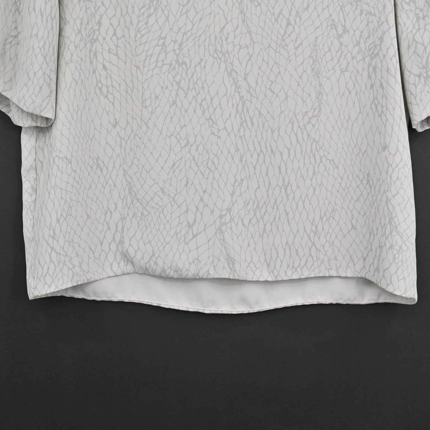 ARITZIA Womens Randy Top Size S Babaton VNeck Cropped Gray Snake Print Blouse