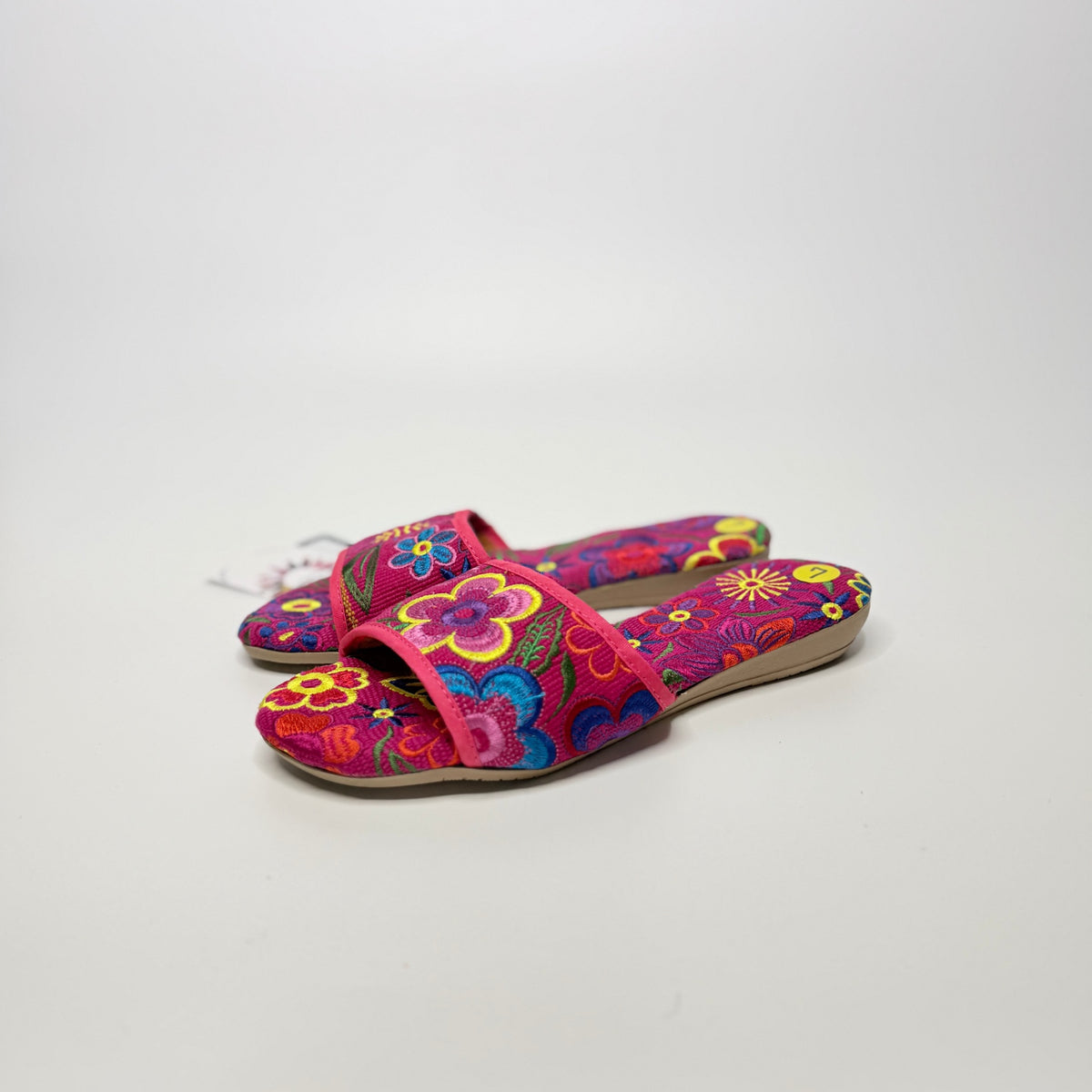 FreeDazz Embroidered Slides Size 7
