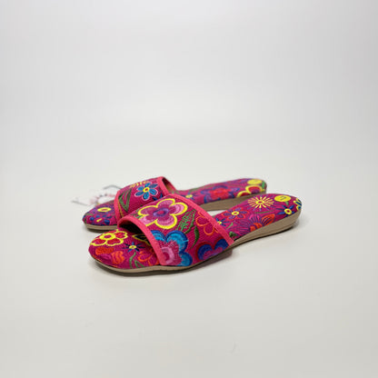FreeDazz Embroidered Slides Size 7