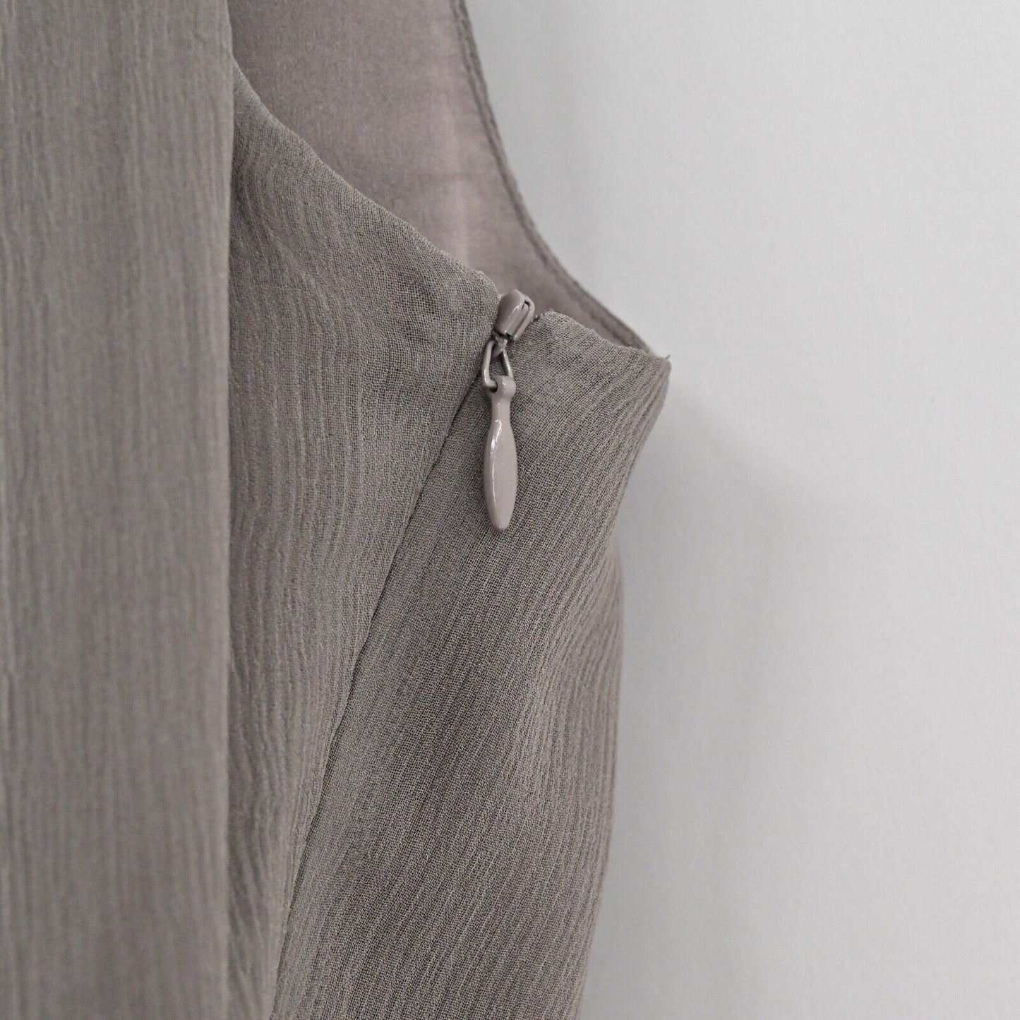 ST JOHN Top Womens Size 10 Gray Silk Chiffon Pleated Scoop Neck Wide Strap Tank