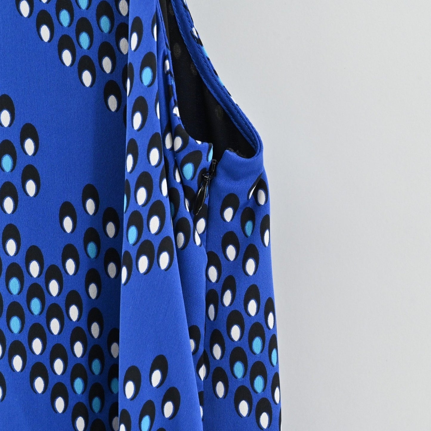 DVF Liza Silk Dress Size L Layered Crepe Ruffle Blue Chevron Sleeveless Elegant