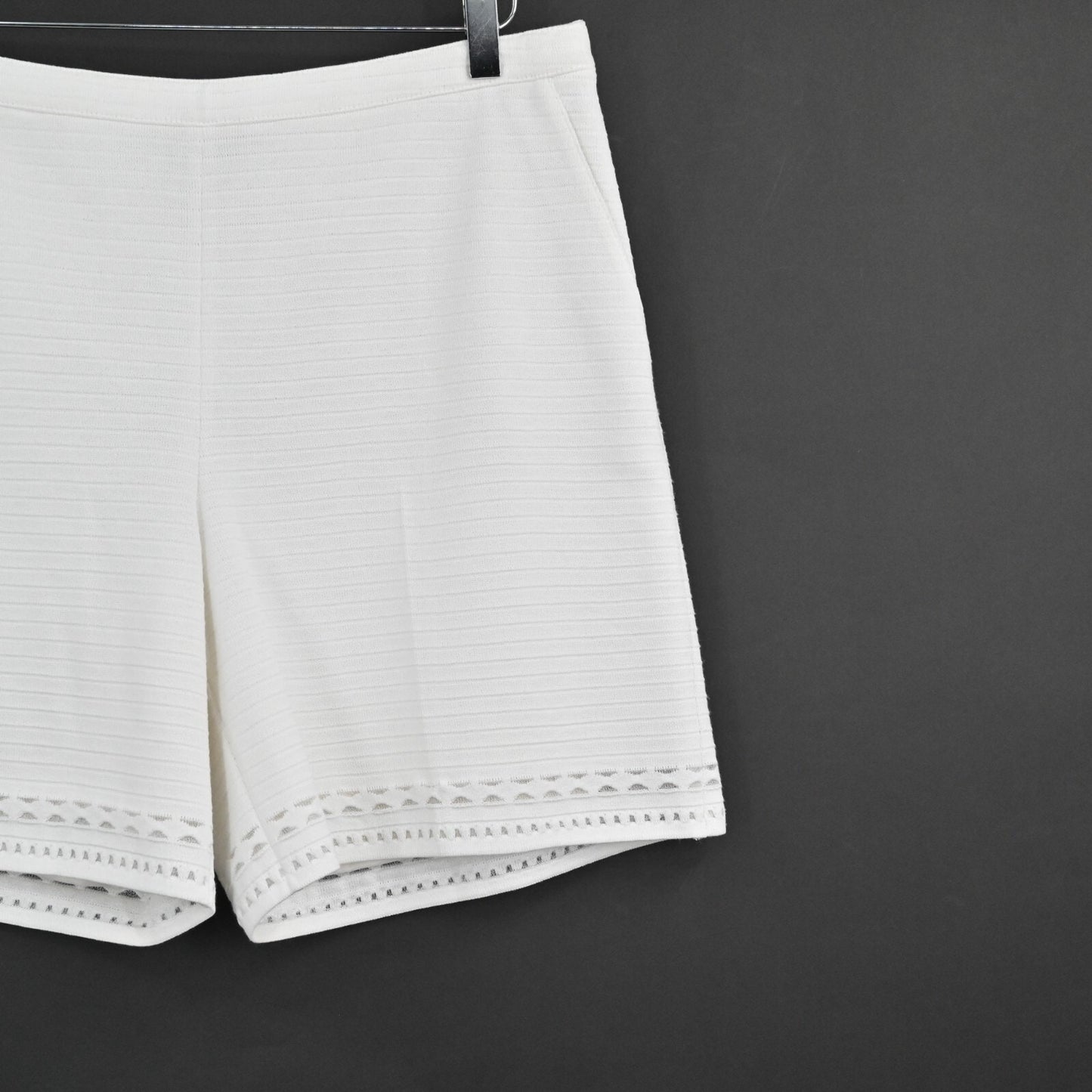 ST JOHN Womens Emma Fit Bianco Shorts Size 10 White Knit Lined Quiet Luxury Chic