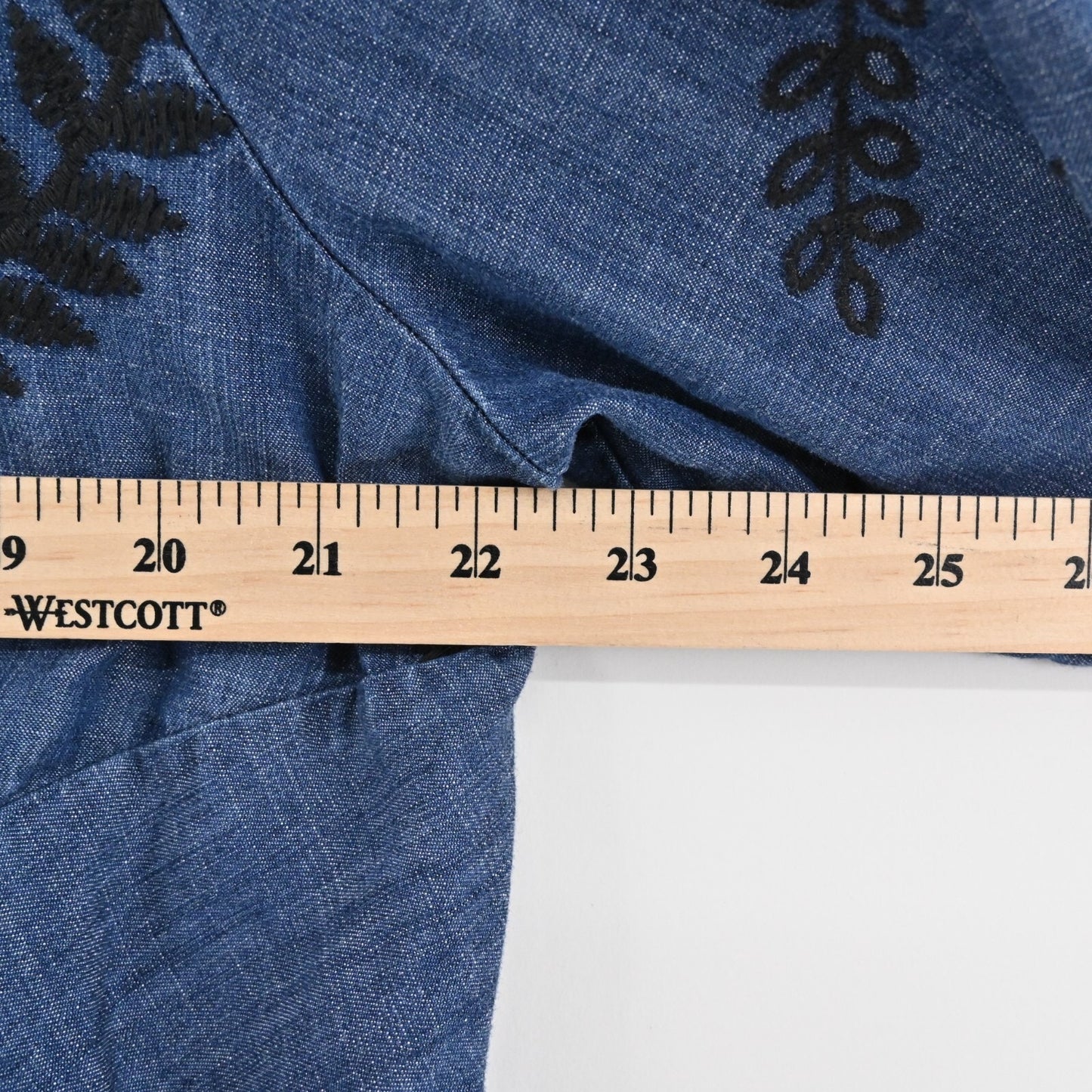 SOFT SURROUNDINGS Embroidered Top Womens Size L Blouse Papyrus Blue Chambray