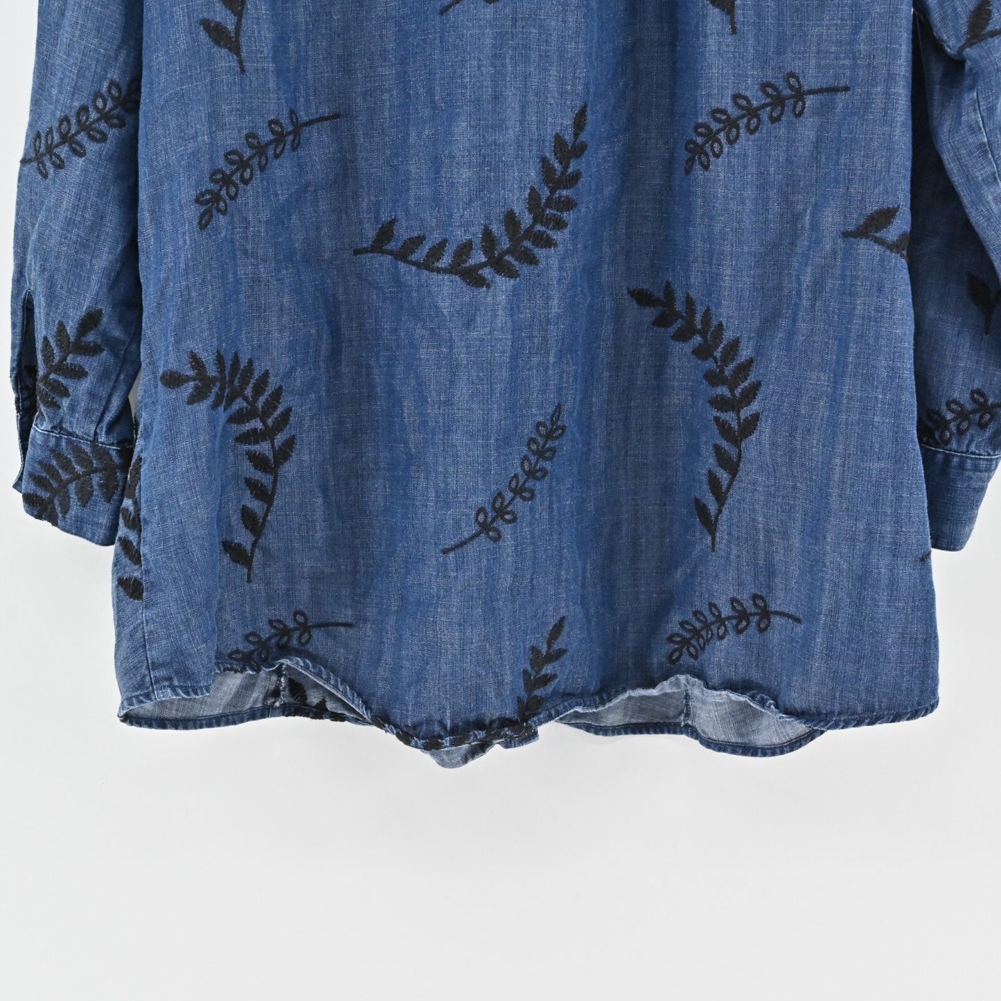 SOFT SURROUNDINGS Embroidered Top Womens Size L Blouse Papyrus Blue Chambray