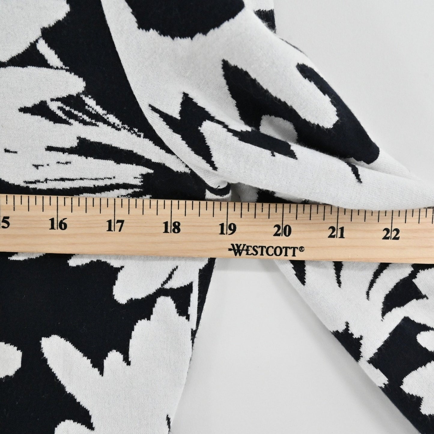 Marc Cain Womens Floral Knit Jacket Size M Black White Daisy Cardigan Luxurious