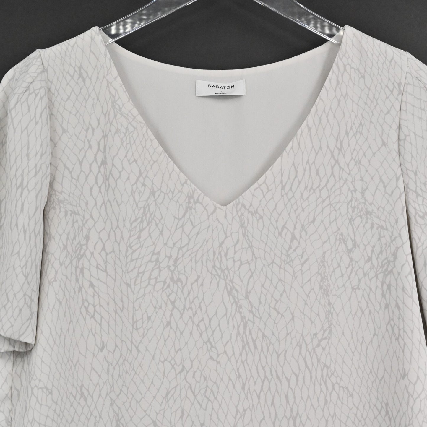 ARITZIA Womens Randy Top Size S Babaton VNeck Cropped Gray Snake Print Blouse