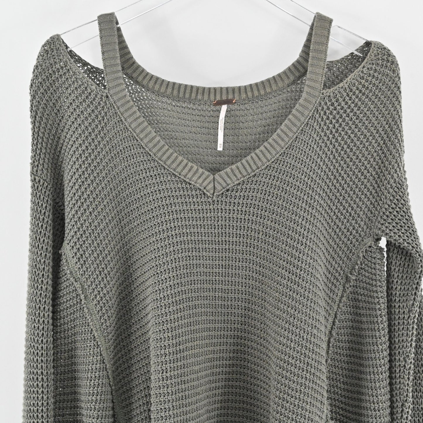 FREE PEOPLE Womens Moonshine Sweater Size XS Cold Shoulder VNeck Oversized Knit
