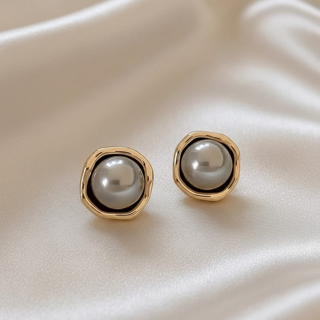 Lynn's Closet Boutique Geometric Grey Pearl Studs