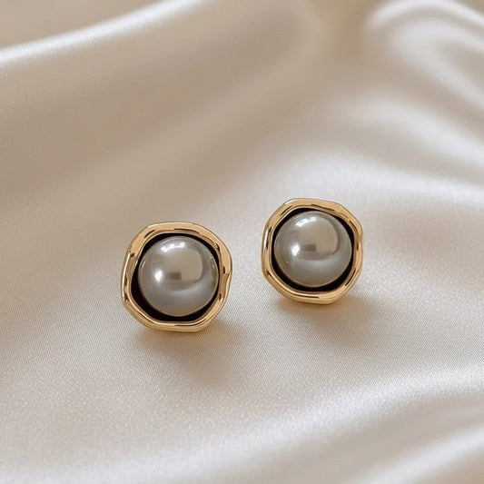 Lynn's Closet Boutique Geometric Grey Pearl Studs