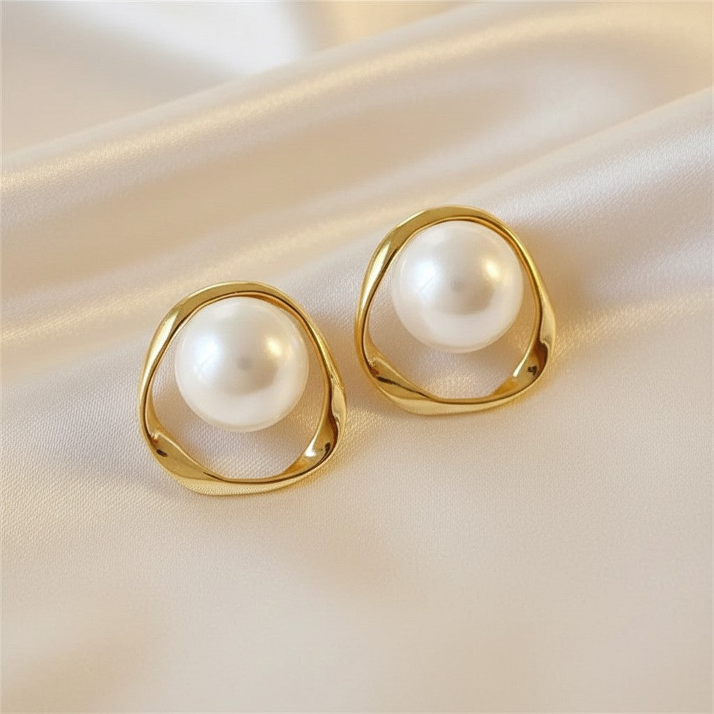Lynn's Closet Boutique Circle Pearl Earrings