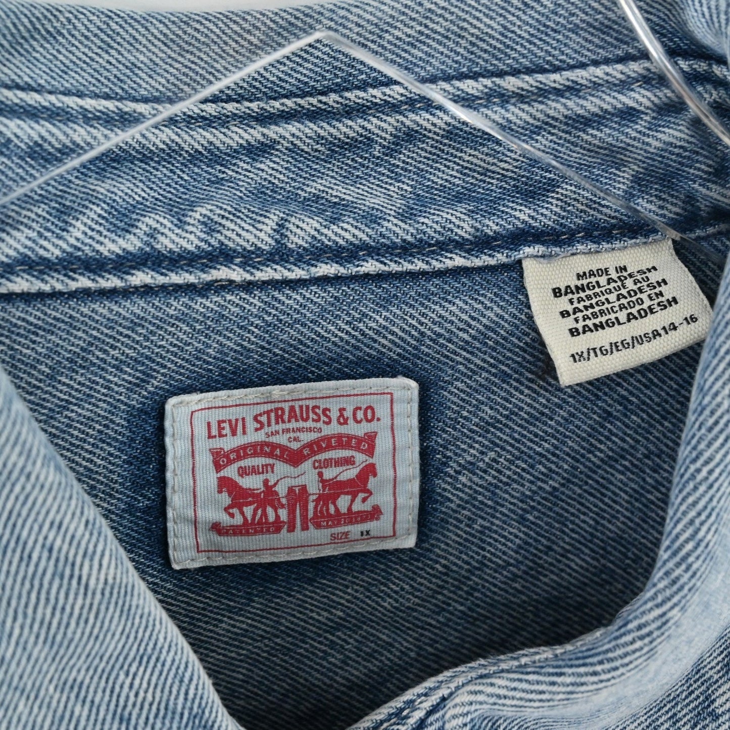 LEVIS Womens Dylan Relaxed Western Shirt 1X Pearl Snap Distressed Denim Shacket