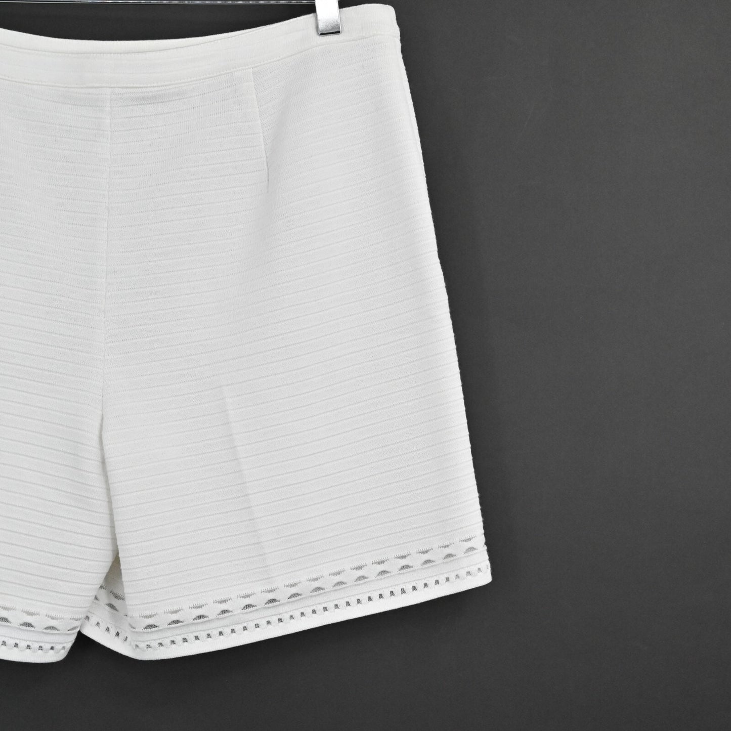 ST JOHN Womens Emma Fit Bianco Shorts Size 10 White Knit Lined Quiet Luxury Chic