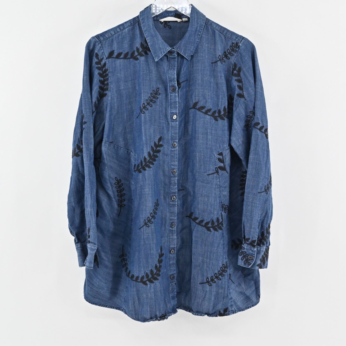 SOFT SURROUNDINGS Embroidered Top Womens Size L Blouse Papyrus Blue Chambray