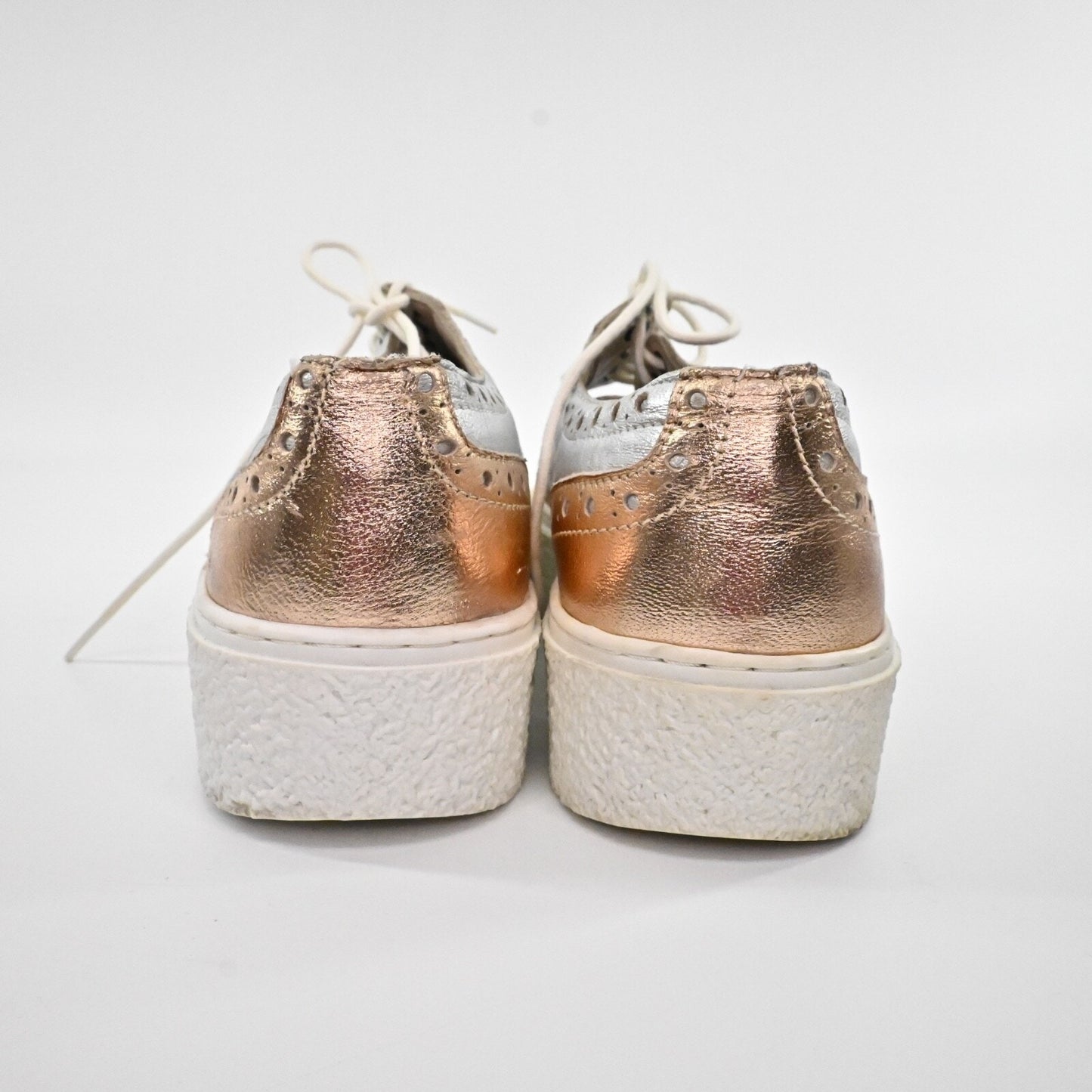 SEY SEYCHELLES Womens Ideal Platform Oxford Sneakers Size 9 Metallic Silver Rose