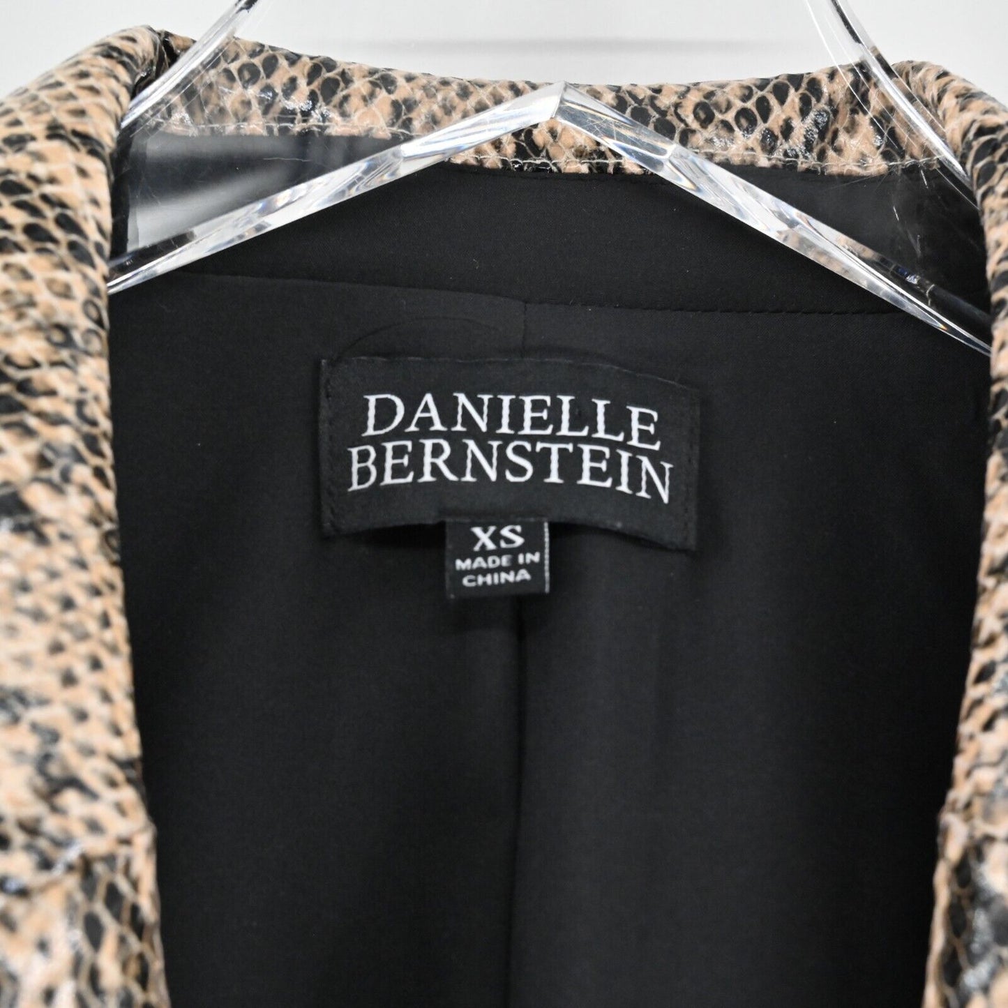 DANIELLE BERNSTEIN Jacket Womens XS Beige Animal Print Snake Blazer Mob Wife NEW