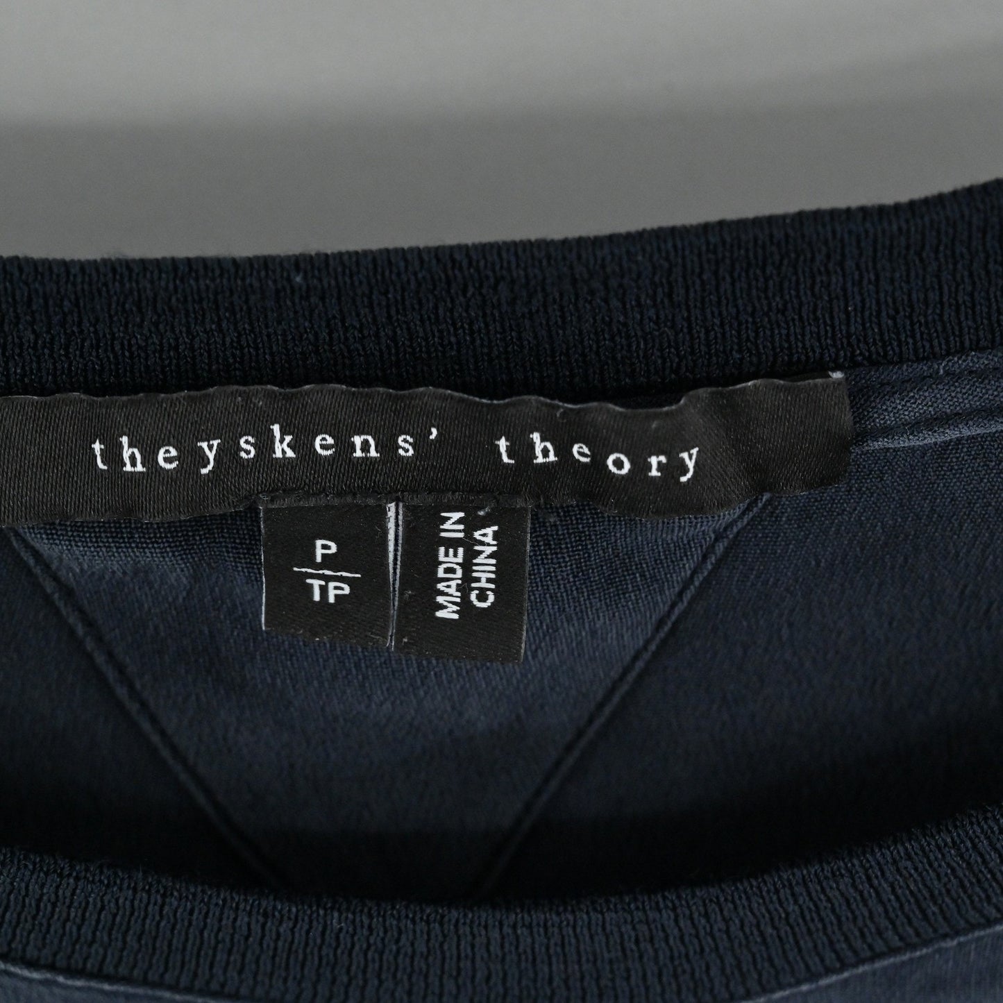 Theyskens Theory Womens Silk Top Size 0 Navy Minimalist Long Sleeve Pullover