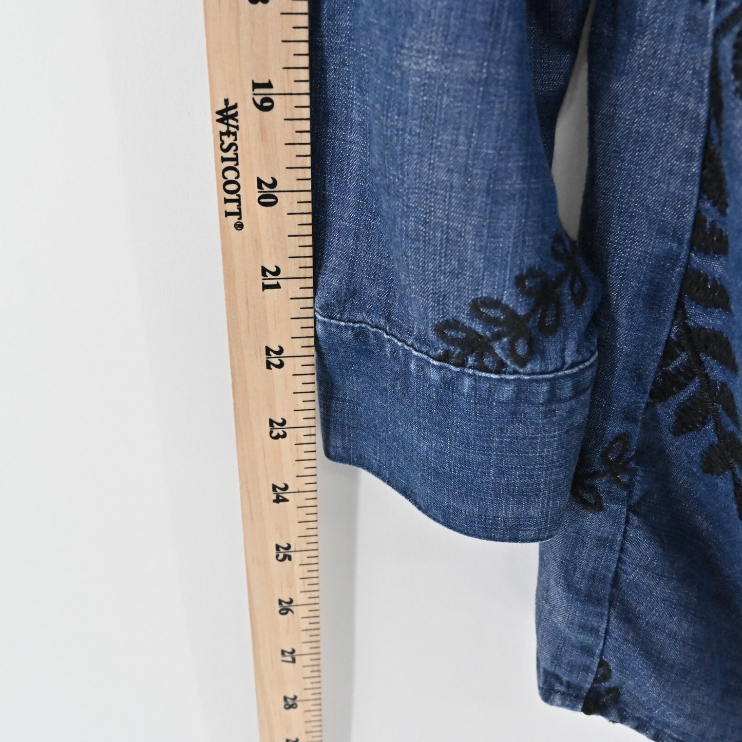 SOFT SURROUNDINGS Embroidered Top Womens Size L Blouse Papyrus Blue Chambray