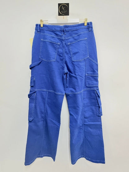 Lynn's Closet Boutique Good American blue cargo pants with utility pockets and high-waisted fit, size 10.