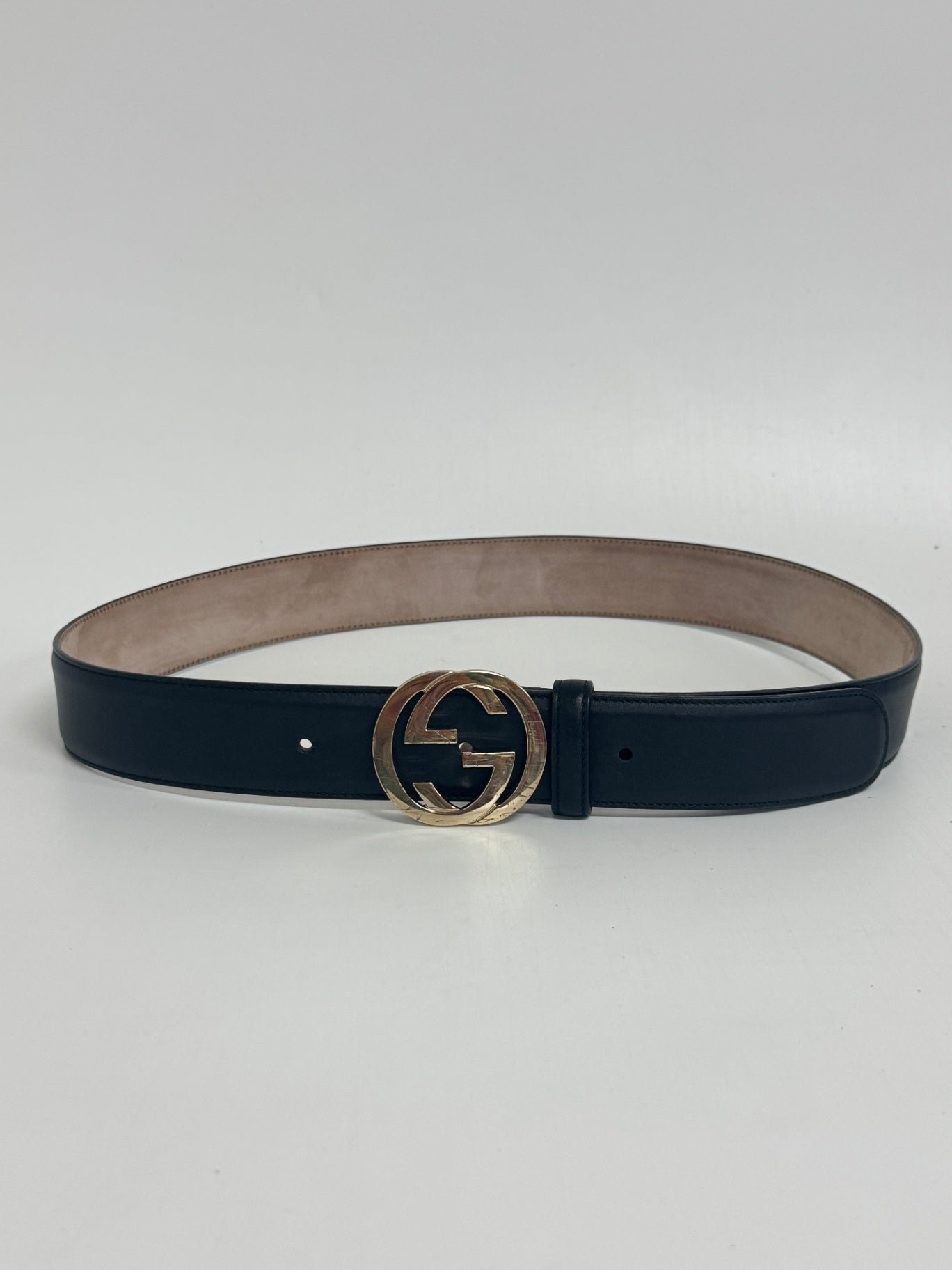 Lynn's Closet Boutique black calfskin leather Gucci belt with a gold-toned distressed Interlocking G buckle.