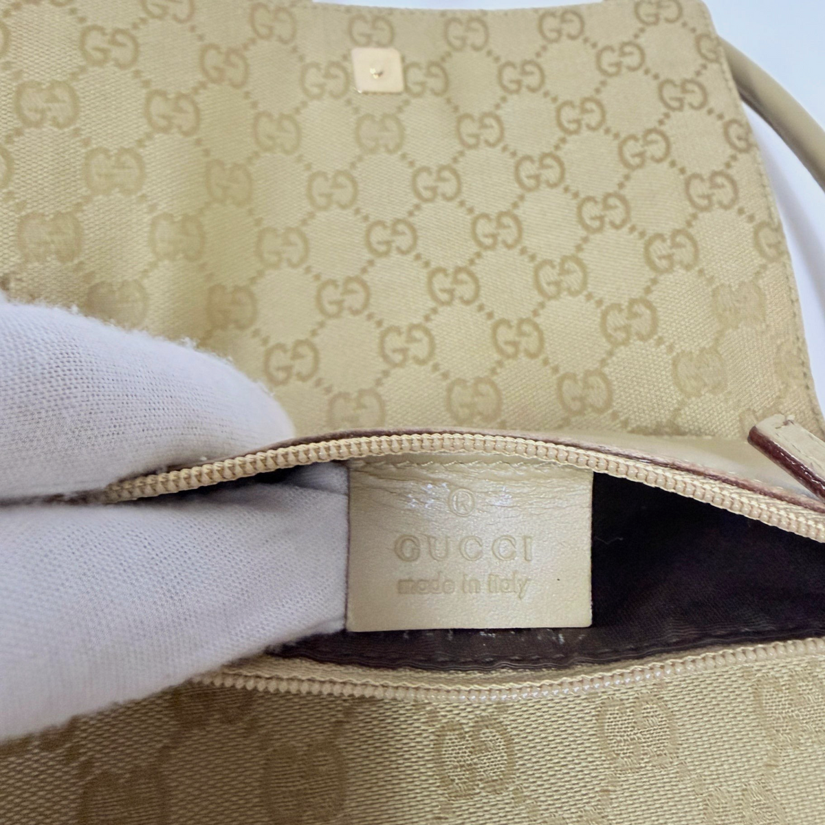 Lynn's Closet Boutique vintage Gucci GG canvas shoulder bag interior leather logo tag detail