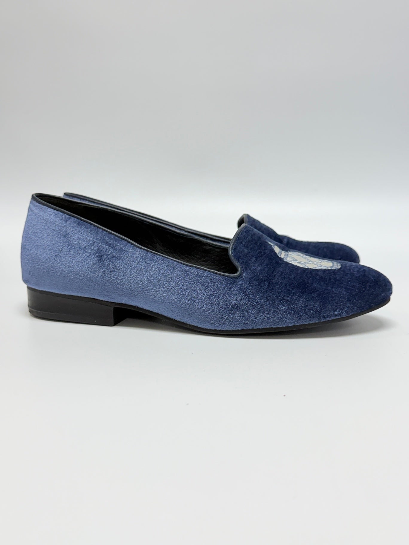 Lynn's Closet Boutique Jack Rogers navy velvet loafers with ginger jar embroidery on the vamp, size 8.