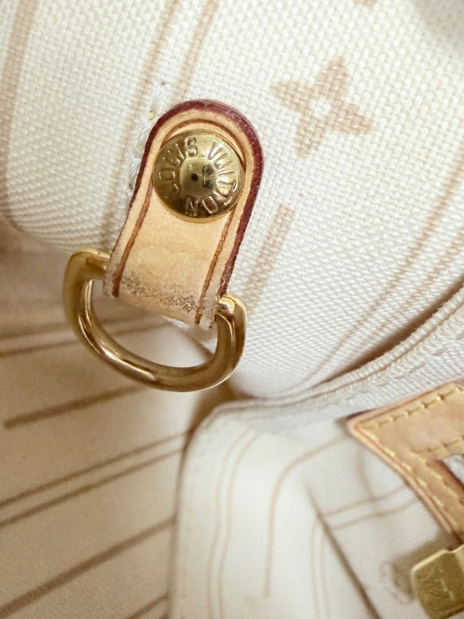 Lynn's Closet Boutique Louis Vuitton Neverfull MM interior gold-tone D-ring hardware with vachetta leather trim