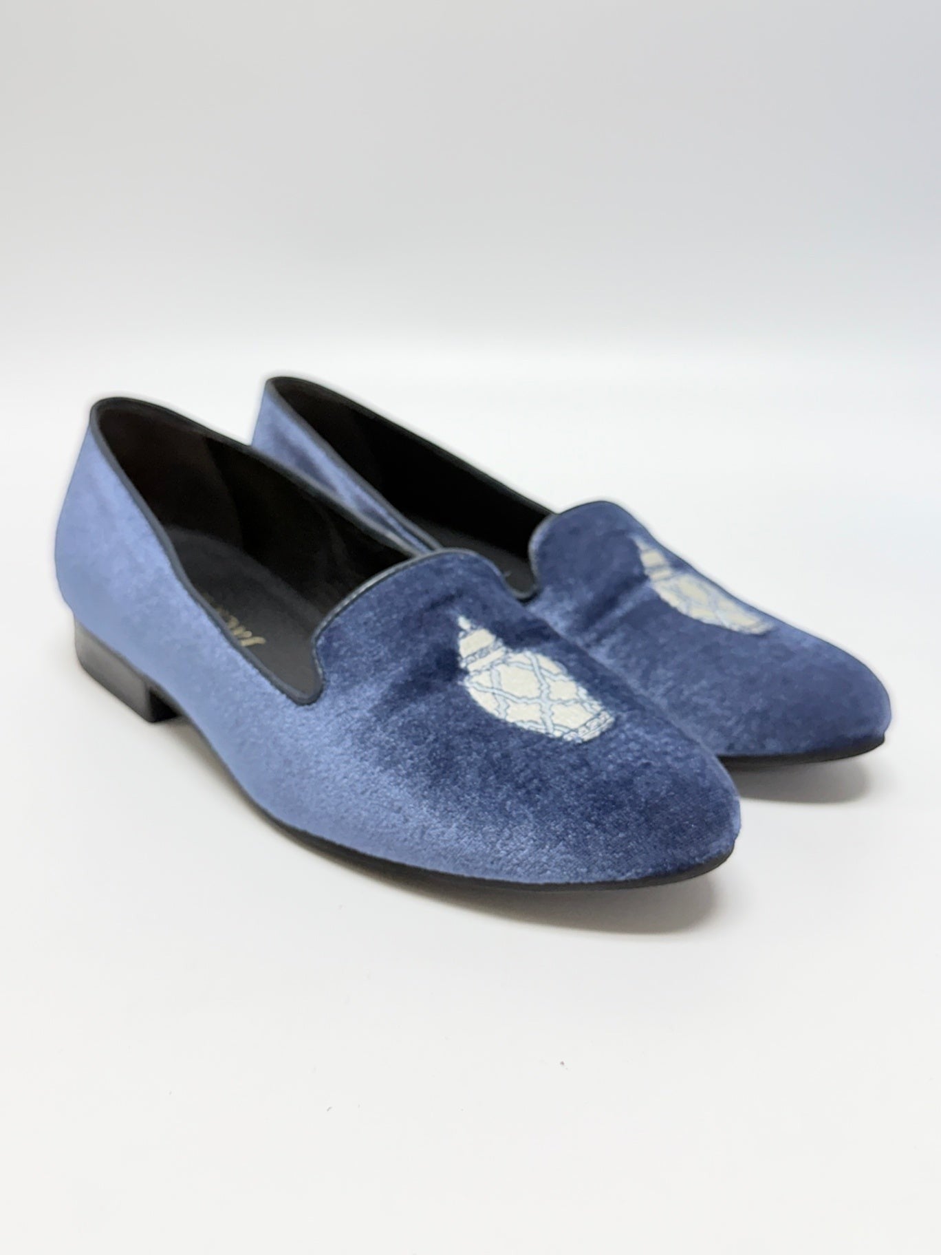 Lynn's Closet Boutique Jack Rogers navy velvet loafers with ginger jar embroidery on the vamp, size 8 flats.