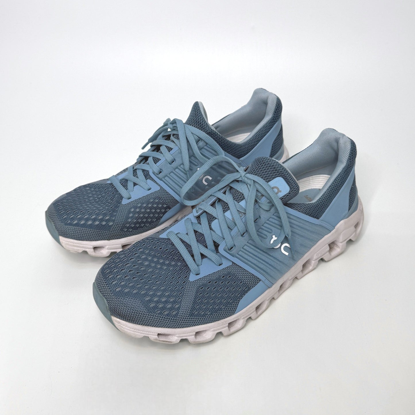 Lynn's Closet Boutique blue mesh On Cloudswift running shoes, size 9, with white CloudTec sole.