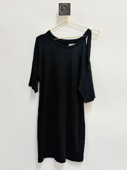 Lynn's Closet Boutique Lou & Grey black casual dress with an asymmetrical off-the-shoulder strap, size XS.
