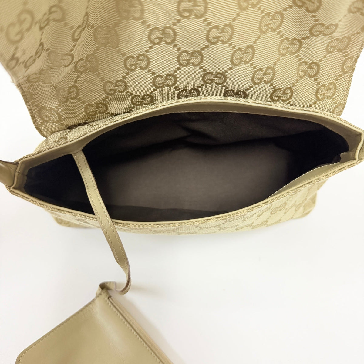 Lynn's Closet Boutique vintage Gucci GG monogram canvas shoulder bag interior with detachable matching leather pouch