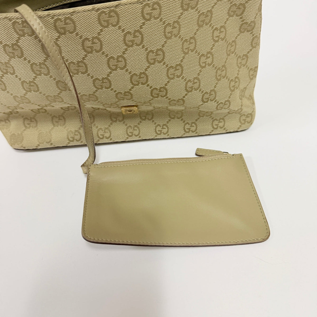 Lynn's Closet Boutique vintage Gucci beige GG monogram canvas shoulder bag with matching leather pouch