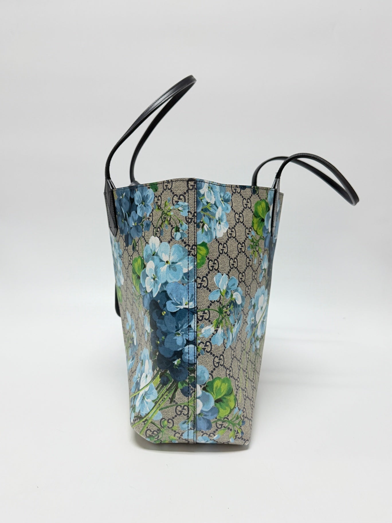 Lynn's Closet Boutique Gucci GG Supreme Blooms reversible tote in blue floral print with black leather handles