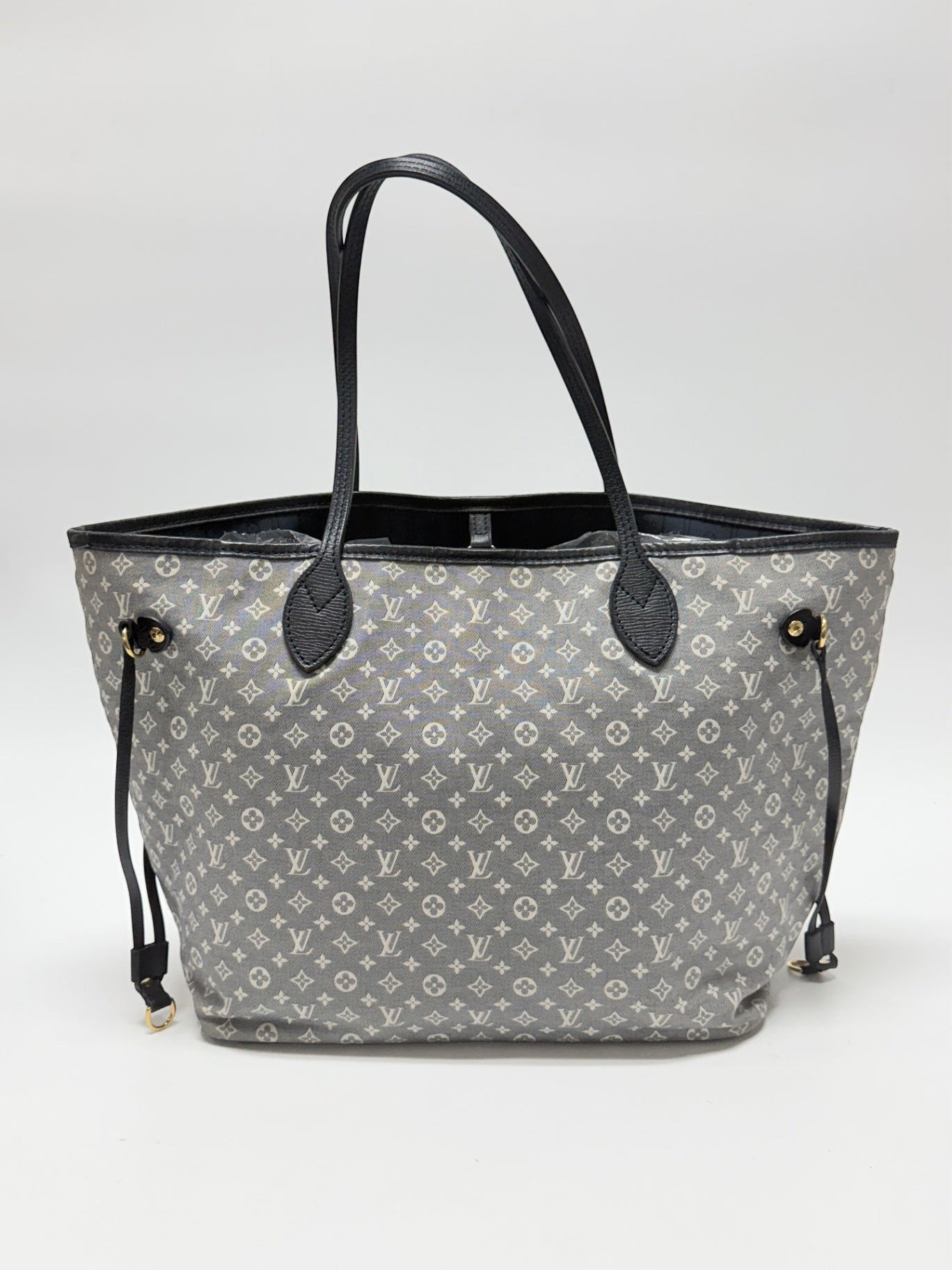 Lynn's Closet Boutique navy blue Louis Vuitton Neverfull MM tote in Monogram Idylle canvas with dark leather trim.