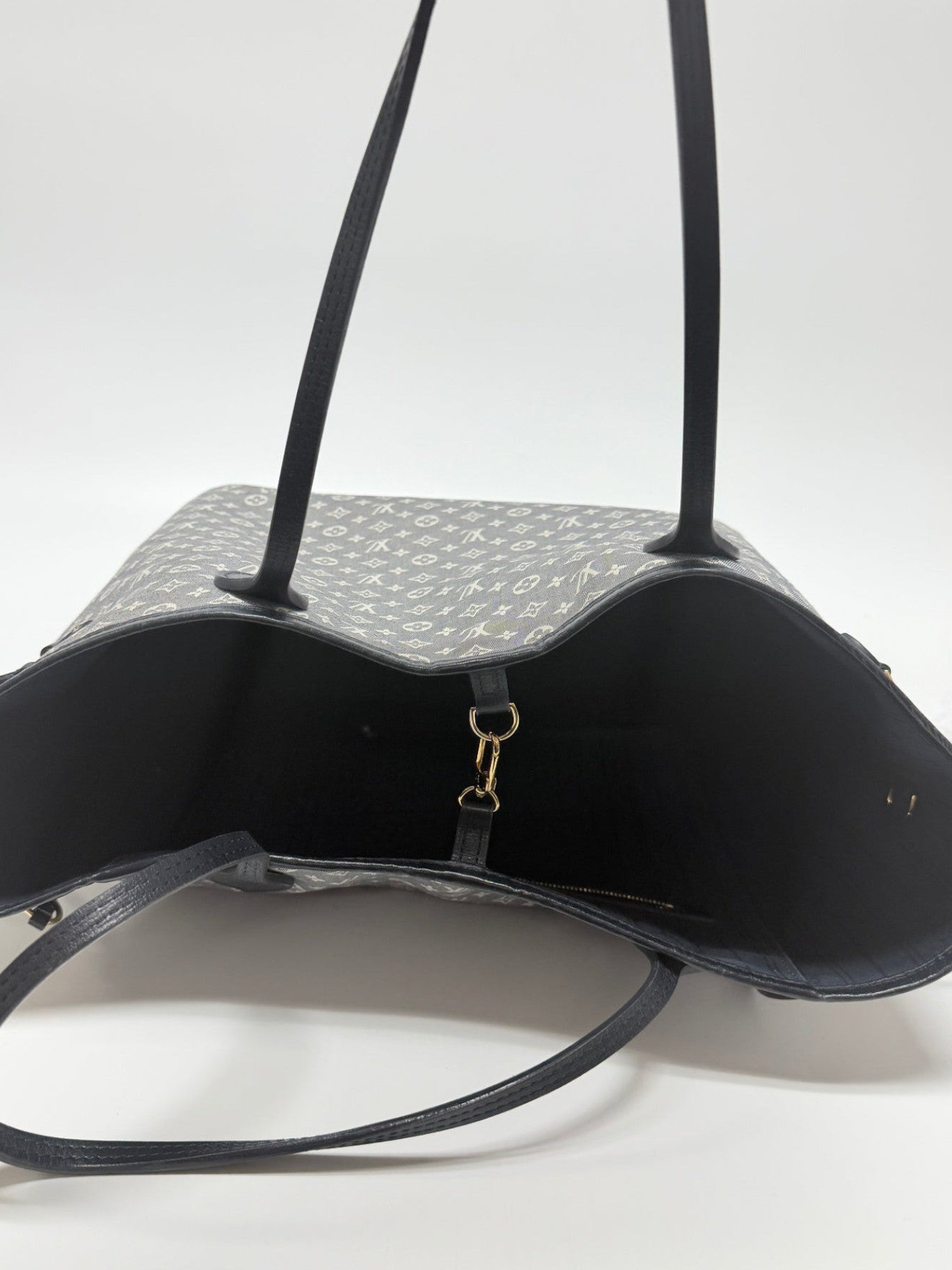Lynn's Closet Boutique navy blue Louis Vuitton Neverfull MM tote in Monogram Idylle canvas with dark leather trim
