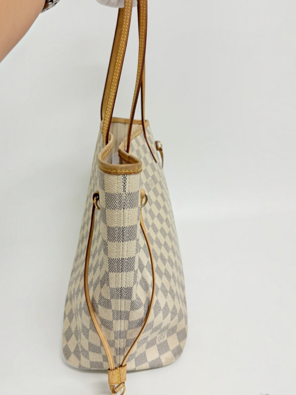 Lynn's Closet Boutique Louis Vuitton Neverfull MM tote in Damier Azur canvas with honey patina vachetta leather trim
