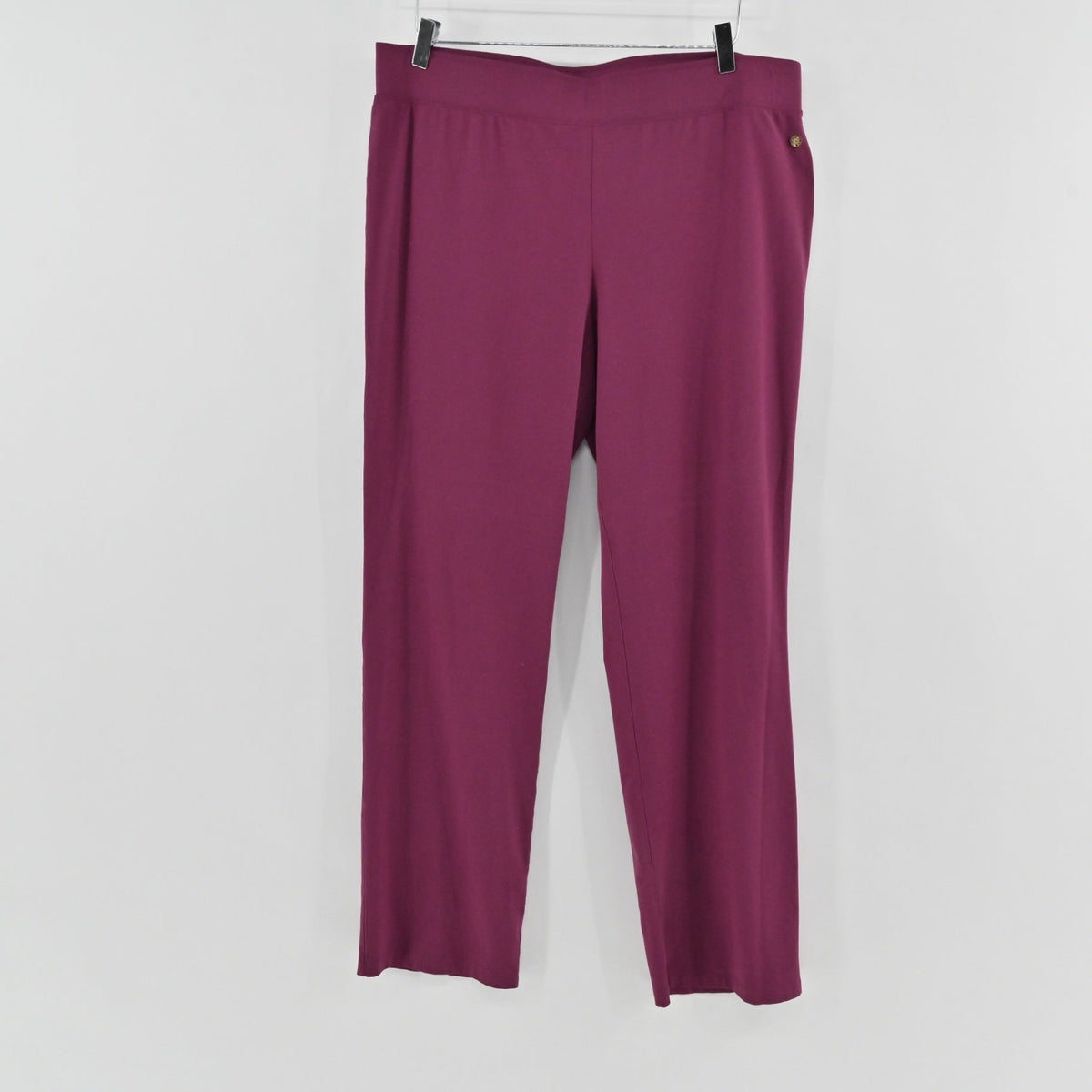 Lynn's Closet Boutique Lilly Pulitzer purple leggings in size XL with a comfortable waistband and back pockets.