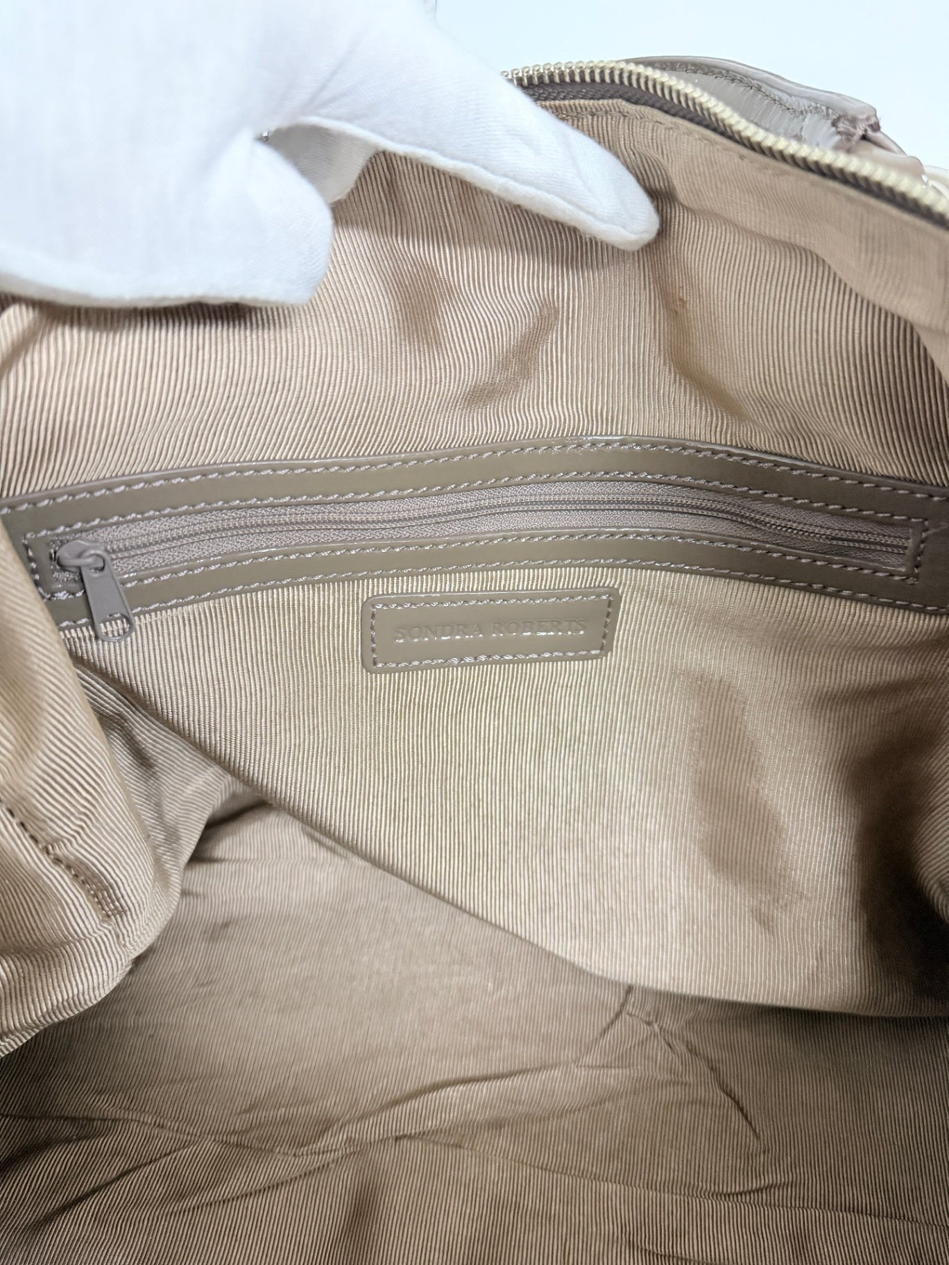 Lynn's Closet Boutique Sondra Roberts brown woven patent bag interior with fabric lining and zippered pocket